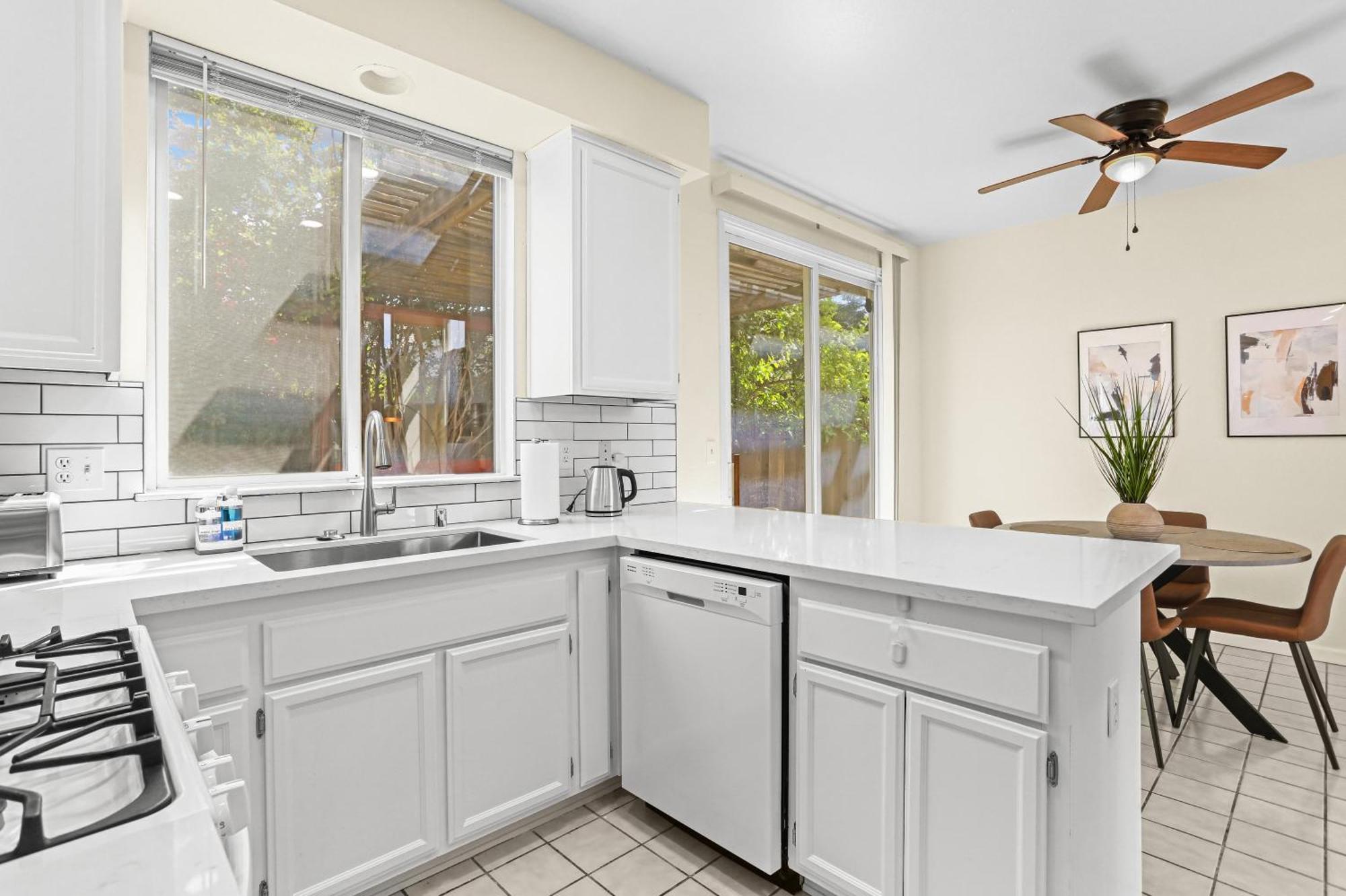 Holiday home Remodeled 3b2b Bright House With A King