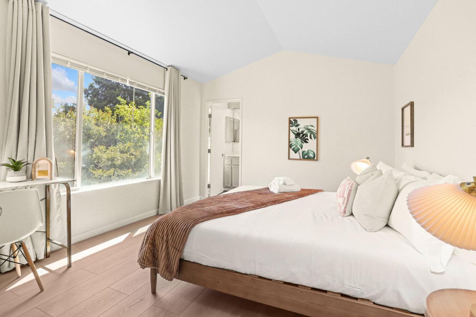 Remodeled 3b2b Bright House With A King